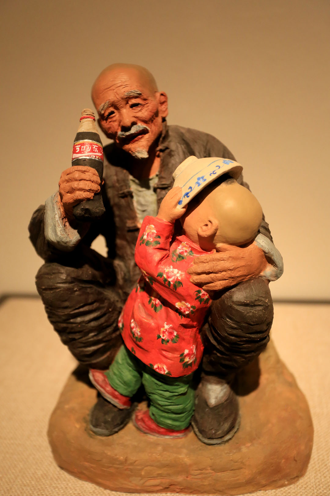 雕刻时光"泥人张"泥塑秉承传统技法,注重从绘画,戏曲,年画等姊妹艺术